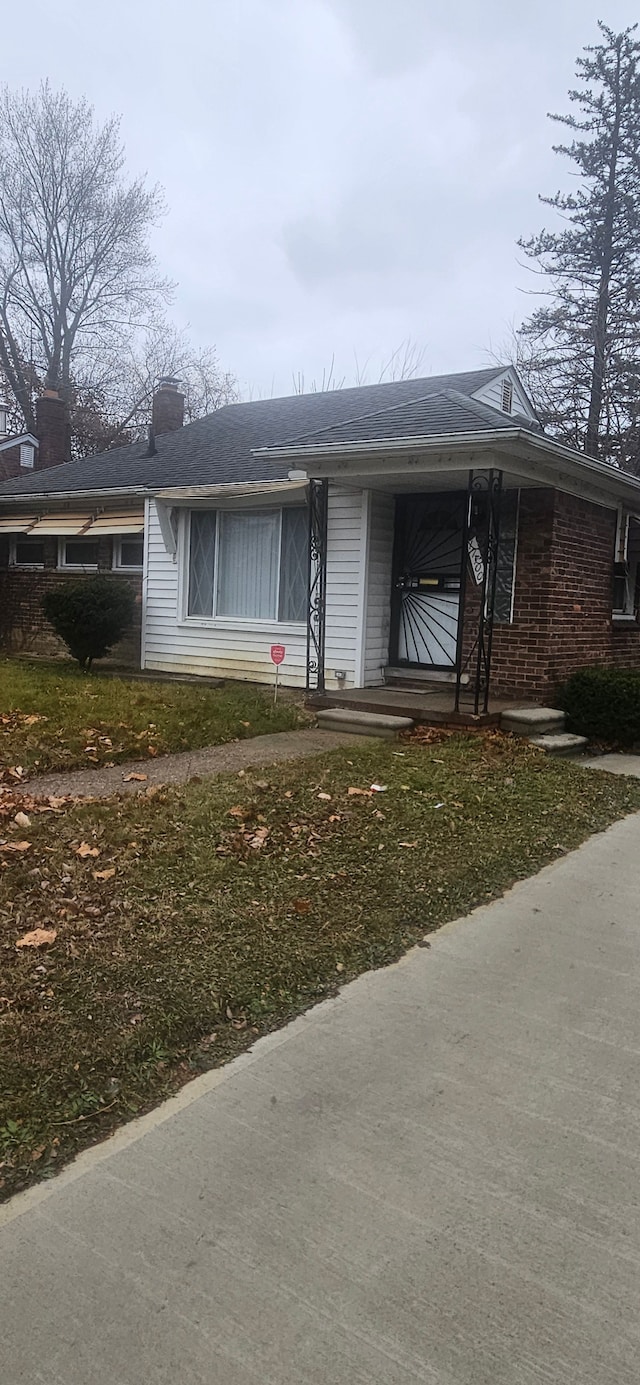 view of front of property featuring a front yard