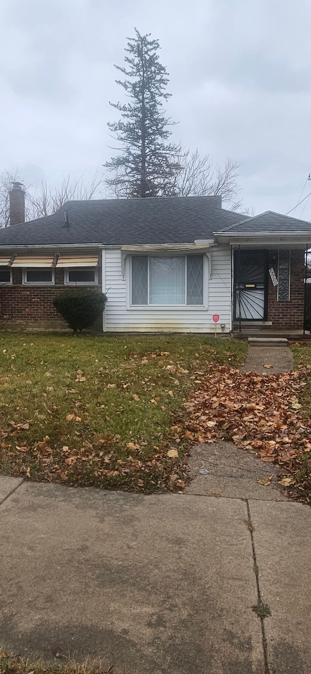 view of front of property with a front yard