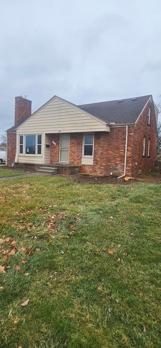 view of front of home featuring a front yard