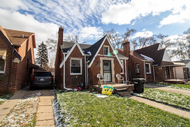 view of front of property with a front yard