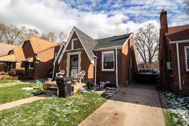 view of front facade featuring a front yard