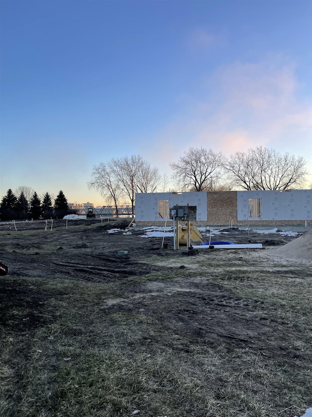 view of yard at dusk