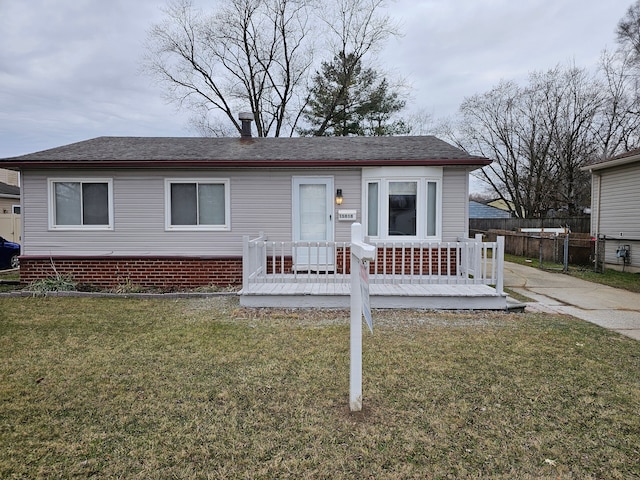 view of front of property featuring a front lawn