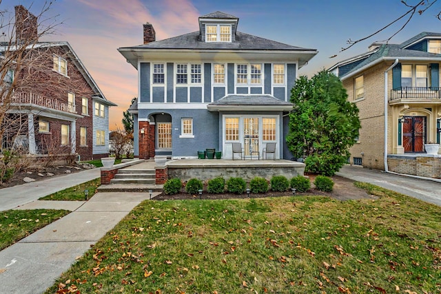 view of front of property featuring a lawn