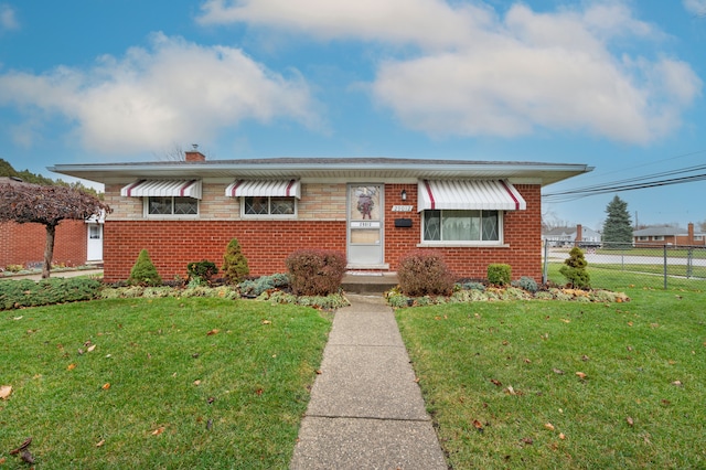 view of front facade with a front lawn