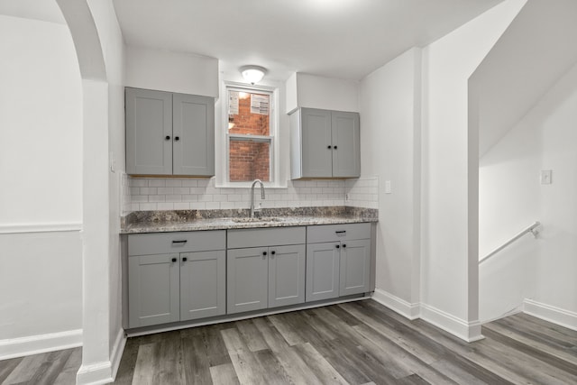 kitchen featuring gray cabinets, dark hardwood / wood-style flooring, and sink