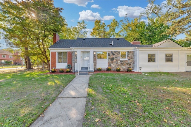 ranch-style home featuring a front lawn