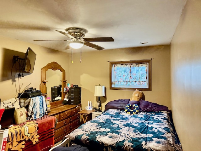 bedroom with ceiling fan