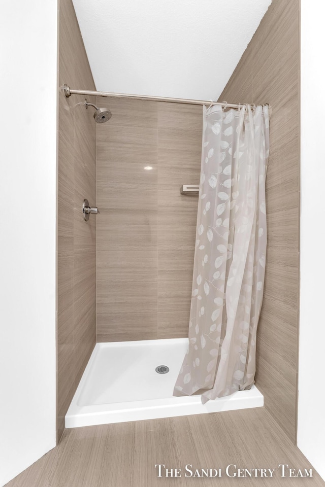 bathroom with curtained shower