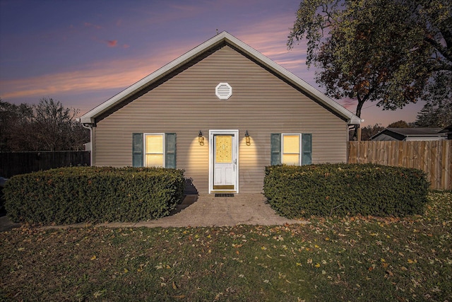 view of front facade with a lawn