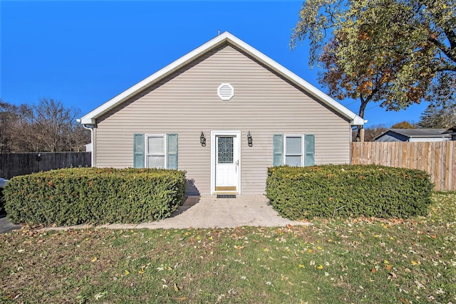 view of front of property with a front yard