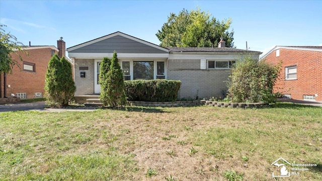 single story home with a front yard