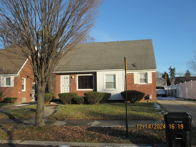 view of front facade with a front yard