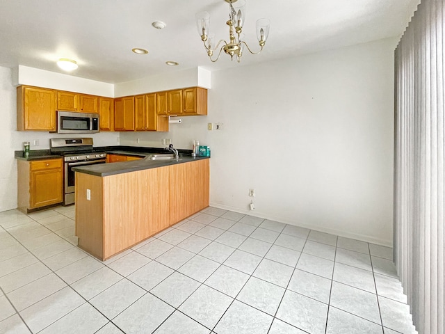 kitchen featuring sink, decorative light fixtures, appliances with stainless steel finishes, kitchen peninsula, and a notable chandelier