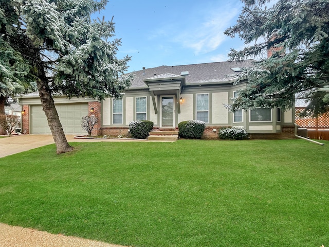 view of front facade with a garage and a front yard