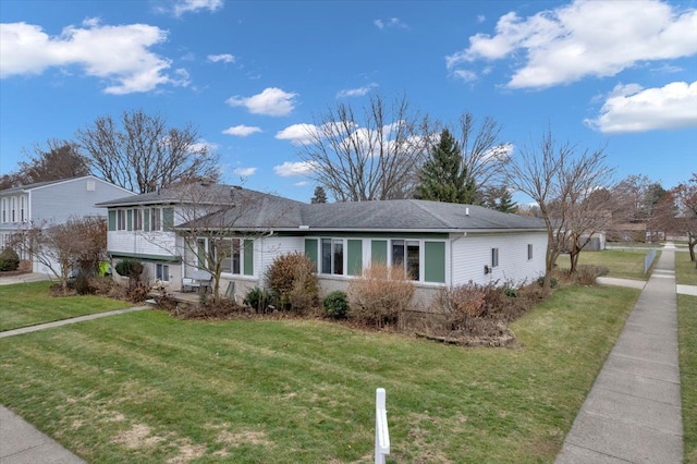 view of front of home featuring a front yard