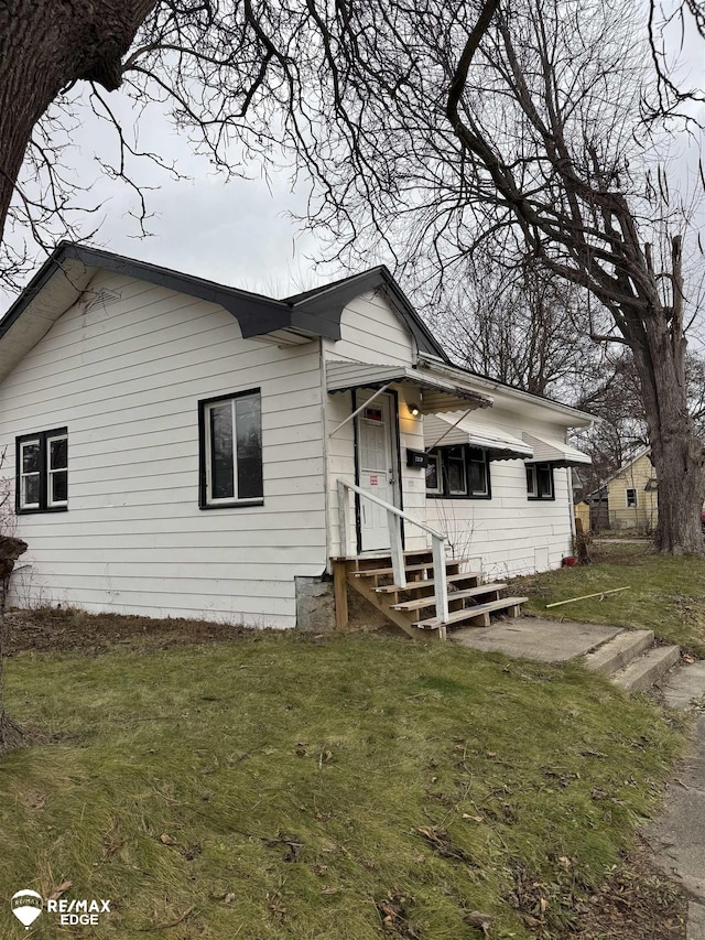 view of front of property with a front yard