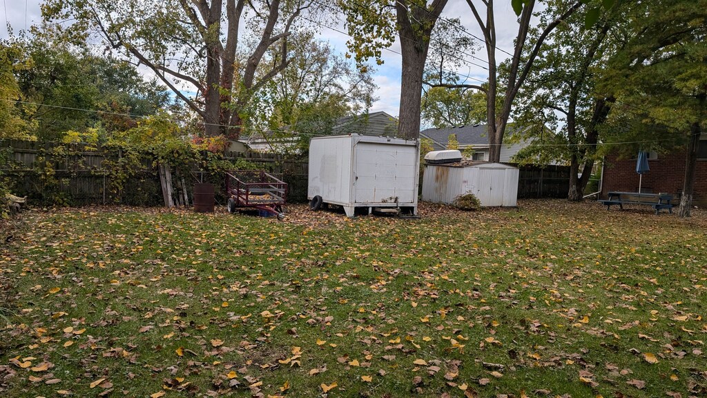 view of yard with a storage shed