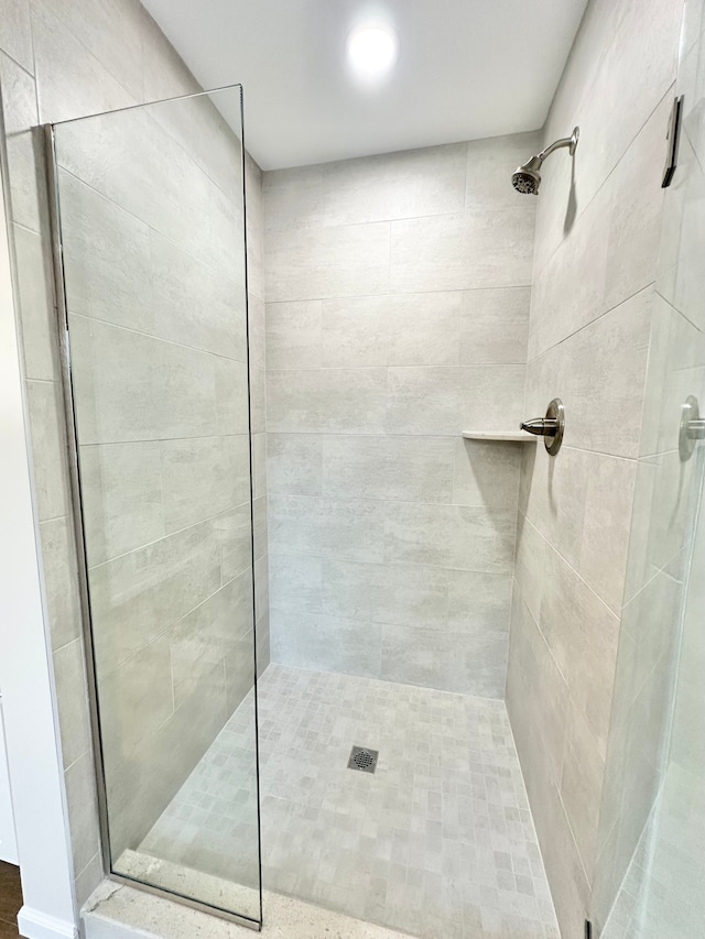 full bathroom featuring a tile shower