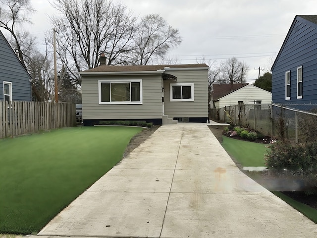 view of front facade featuring a front yard