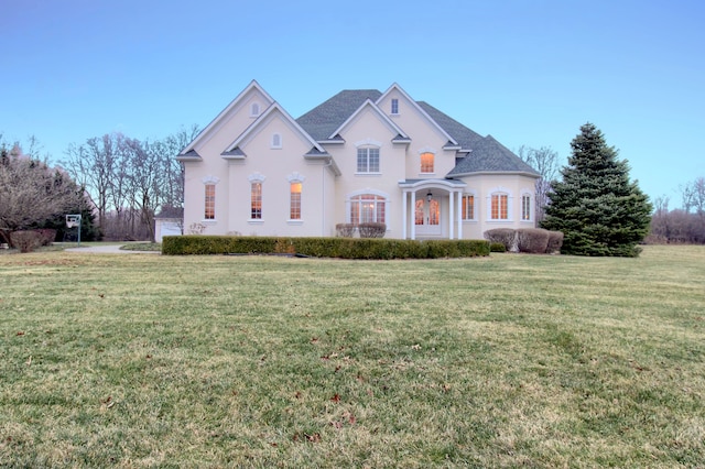 view of front of property featuring a front lawn