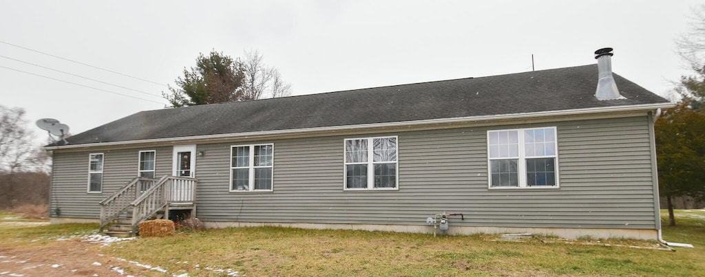 back of house featuring a yard