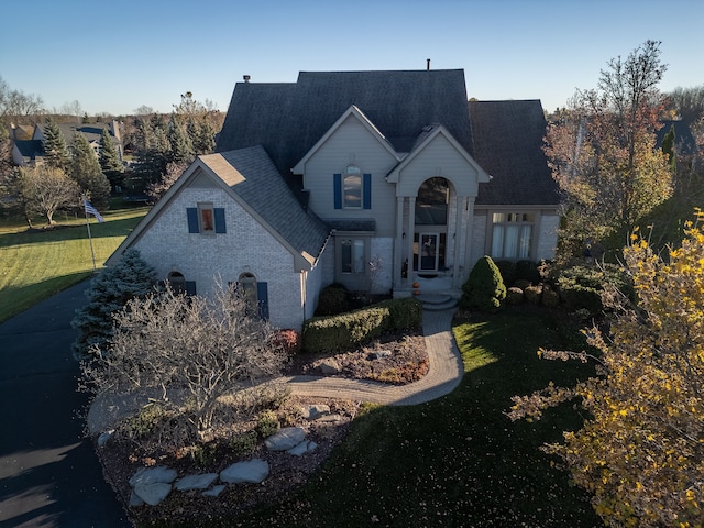 view of front of house featuring a front lawn