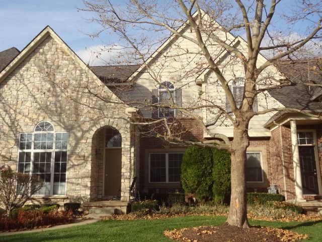 view of front of house featuring a front yard