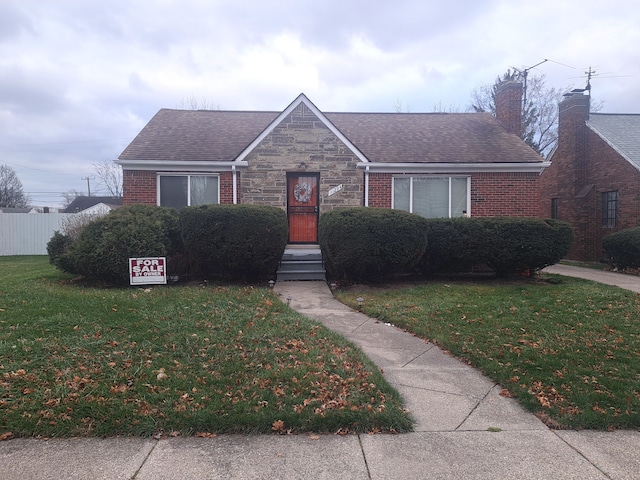 view of front of house featuring a front yard