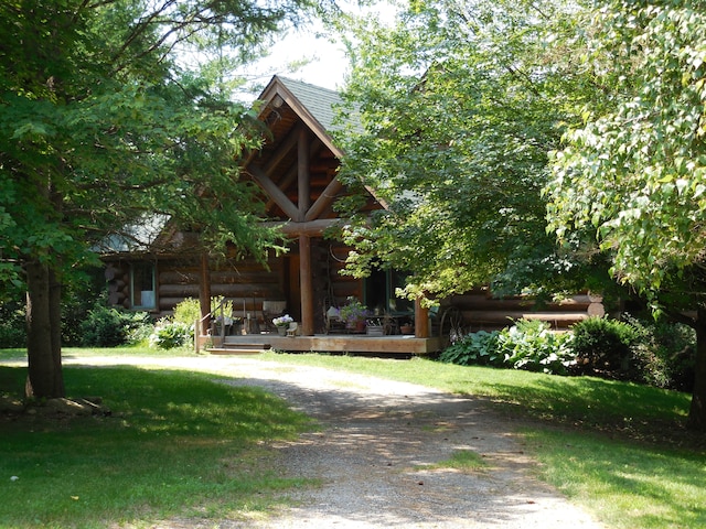 log home featuring a front lawn