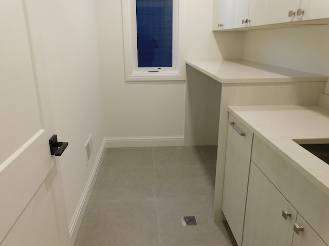 washroom featuring light tile patterned floors, visible vents, and baseboards