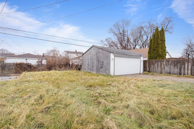 view of yard featuring an outbuilding