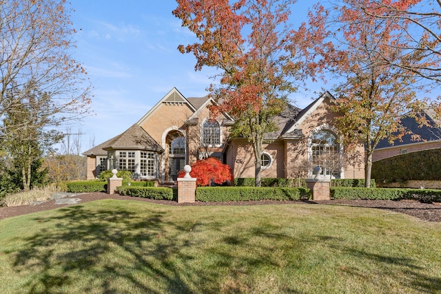 view of front of property featuring a front yard