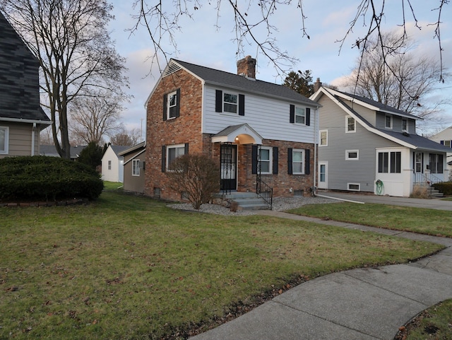 view of front of home featuring a front yard