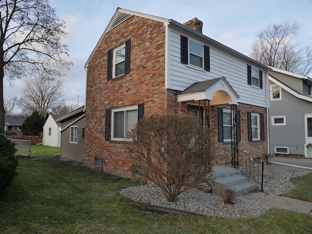 view of front of home featuring a front yard