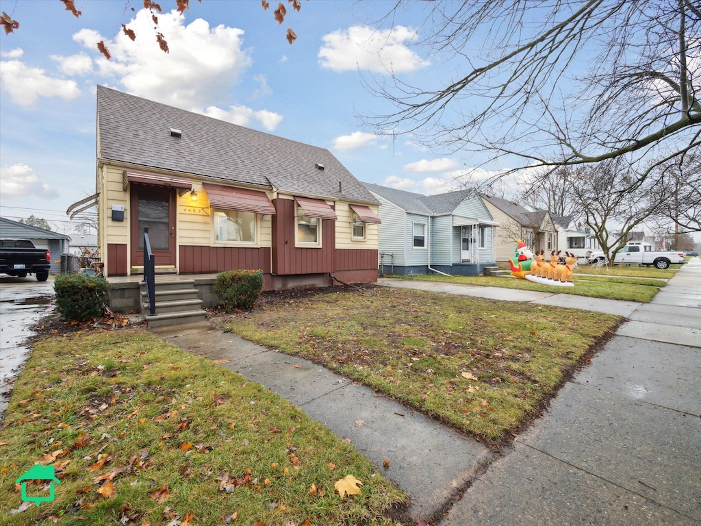 bungalow-style house with a front lawn