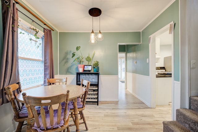 dining space featuring light hardwood / wood-style flooring and ornamental molding