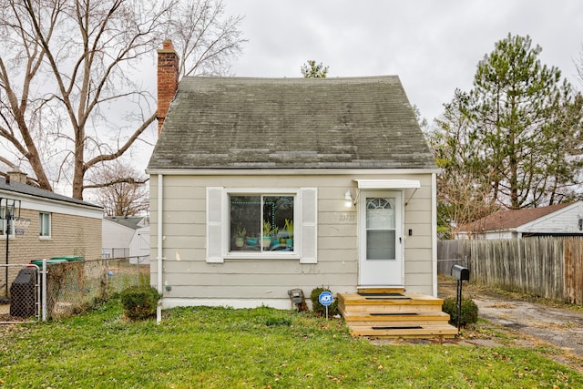 view of front of home featuring a front lawn