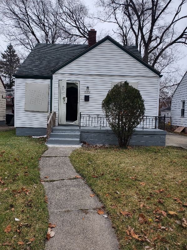 bungalow-style home featuring a front yard