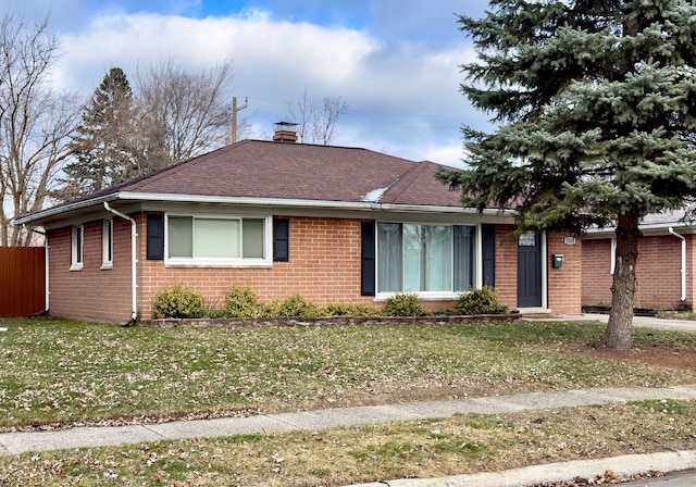 view of front of property featuring a front lawn