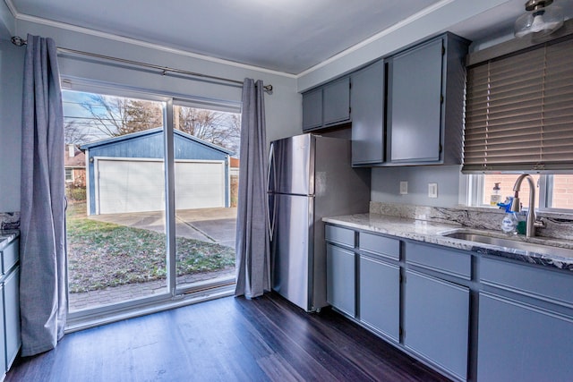 kitchen with dark wood-type flooring, sink, crown molding, stainless steel refrigerator, and gray cabinets