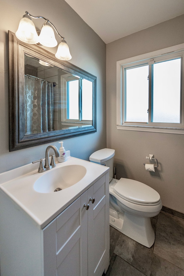 bathroom with vanity, curtained shower, plenty of natural light, and toilet