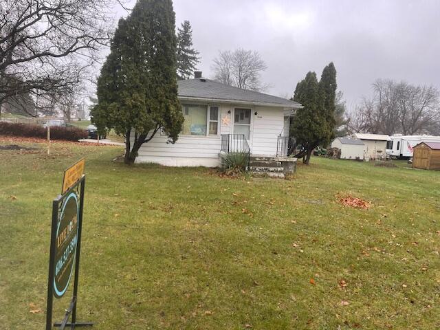 view of front of property featuring a front yard