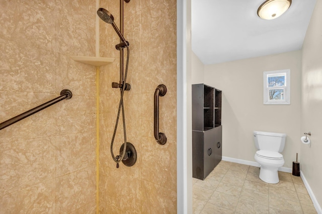 bathroom featuring a tile shower and toilet