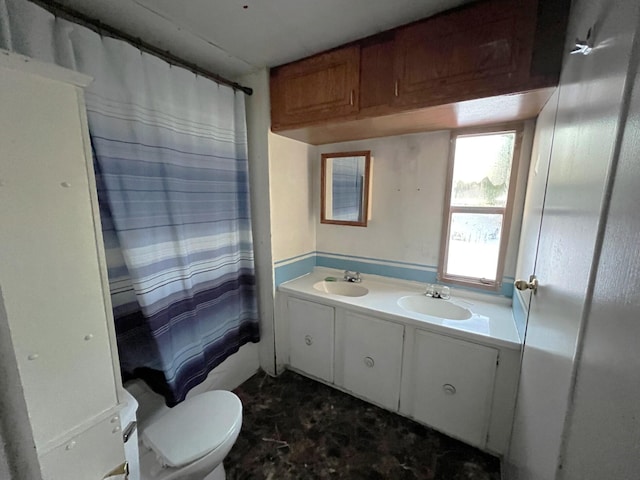 bathroom with a shower with curtain, vanity, and toilet