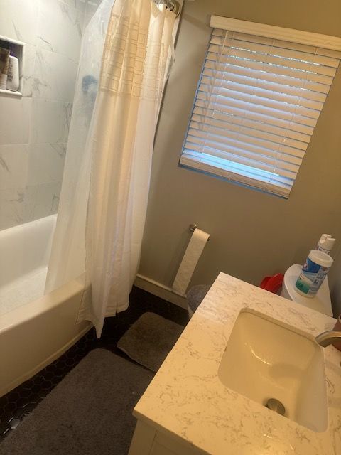 1220 Elford Ct, Grosse Pointe Woods, MI 48236 - full bathroom with vanity and shower / tub combo