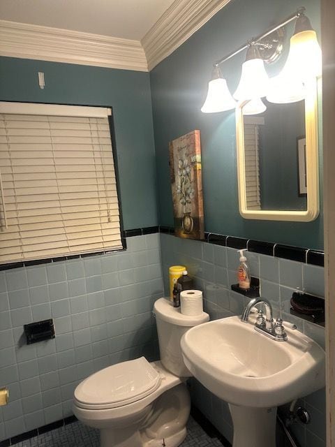 1220 Elford Ct, Grosse Pointe Woods, MI 48236 - bathroom featuring tile walls, crown molding, a wainscoted wall, and tile patterned flooring