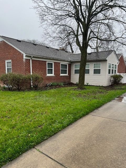 1220 Elford Ct, Grosse Pointe Woods, MI 48236 - single story home featuring brick siding, a front yard, and roof with shingles