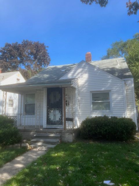 view of front of home featuring a front lawn and covered porch