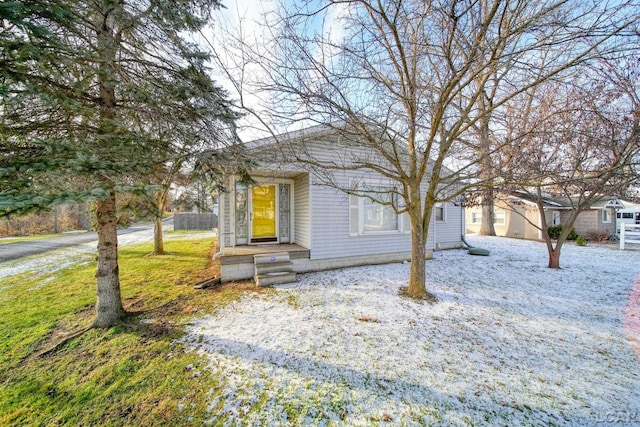 view of front of property featuring a front lawn